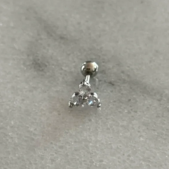 Sterling Silver Crystal Flower 3 Prong Cartilage Earring 

Brand New - Picture 2 of 4